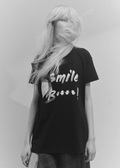 „SMILE B**!“ SCHWARZER CREWNECK MIT ABNEHMBARER TÜLL-BROSCHE