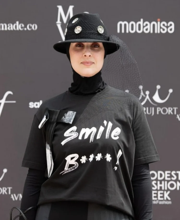 „SMILE B**!“ SCHWARZER CREWNECK MIT ABNEHMBARER TÜLL-BROSCHE