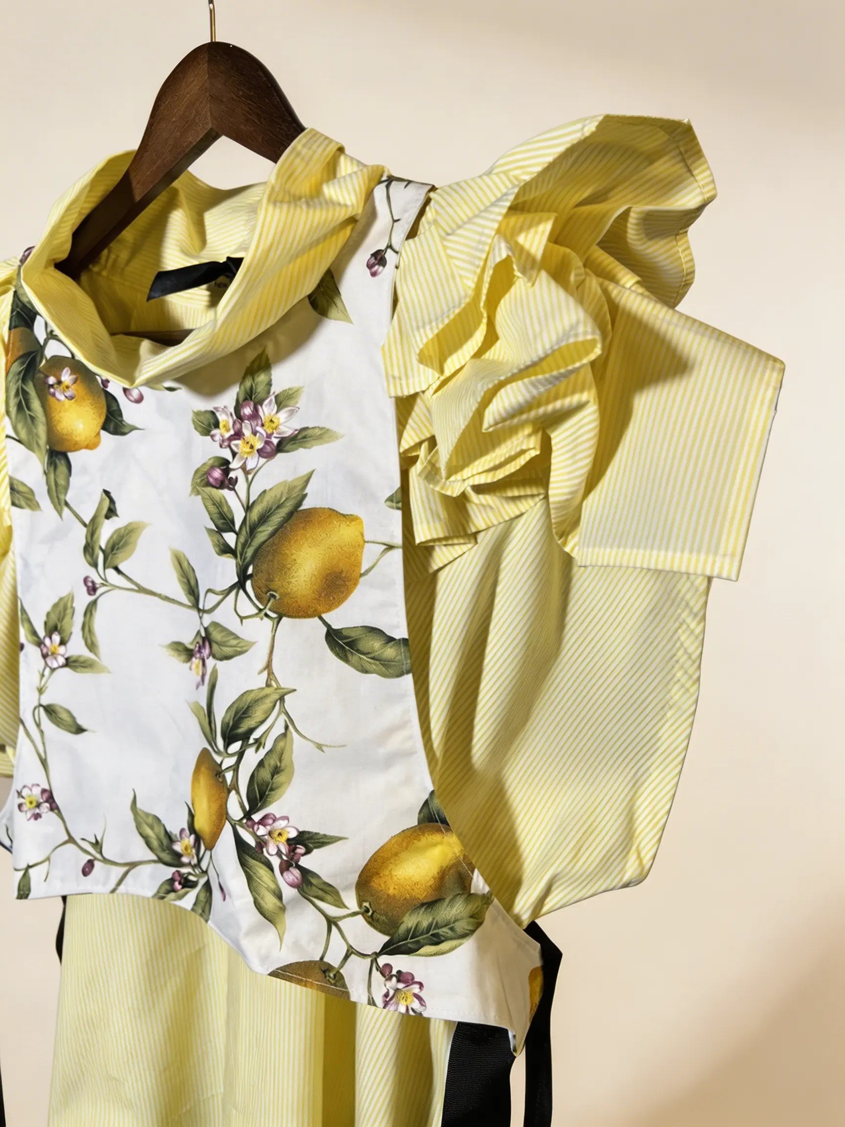 Ärmelloses Top mit gelb-weißen Streifen