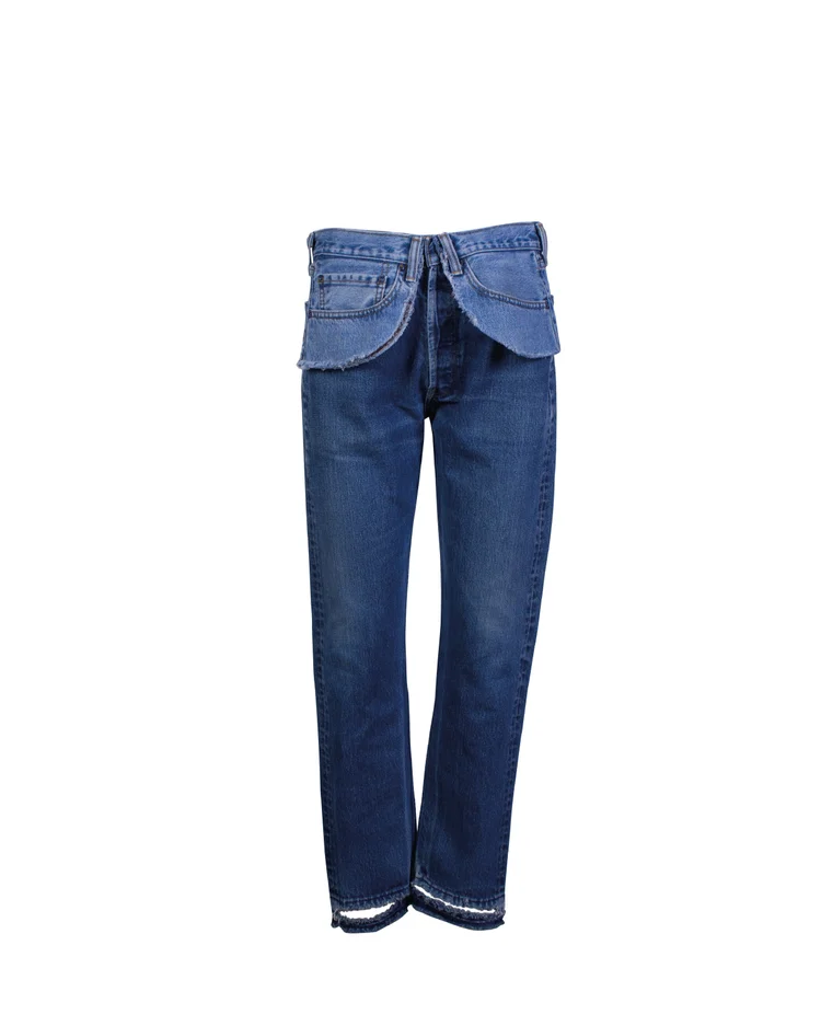 DEKONSTRUIERTE LEVI’S JEANS MIT ZUSÄTZLICHEM BUND UND TASCHENLAGE