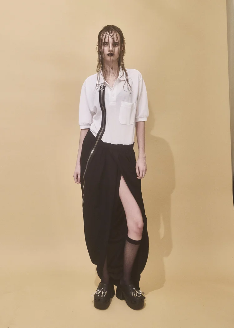 HYBRID POLO KLEID MIT SCHWER DRAPIERTEM WOLLROCK