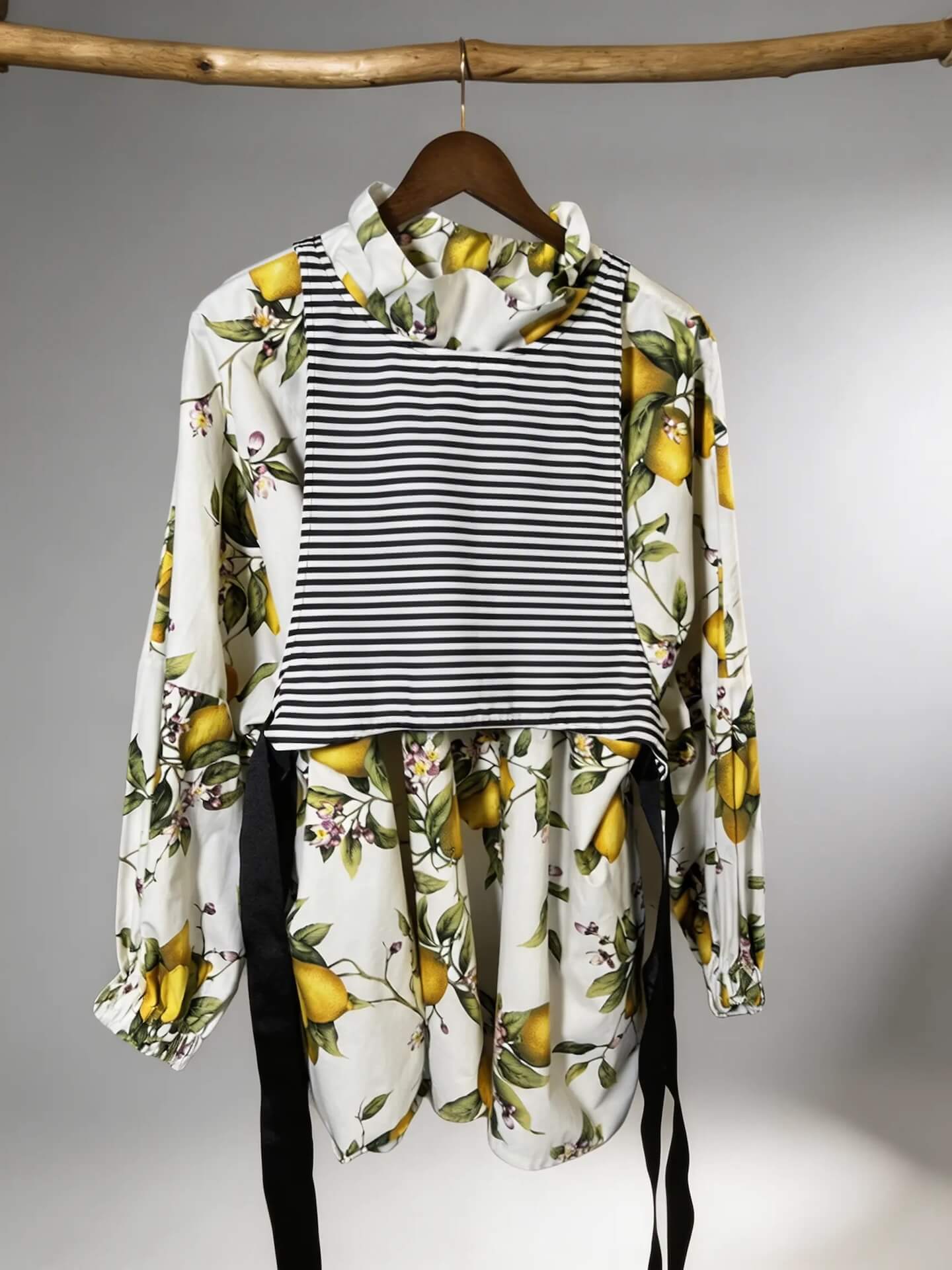 Weste mit Schleifenbändern