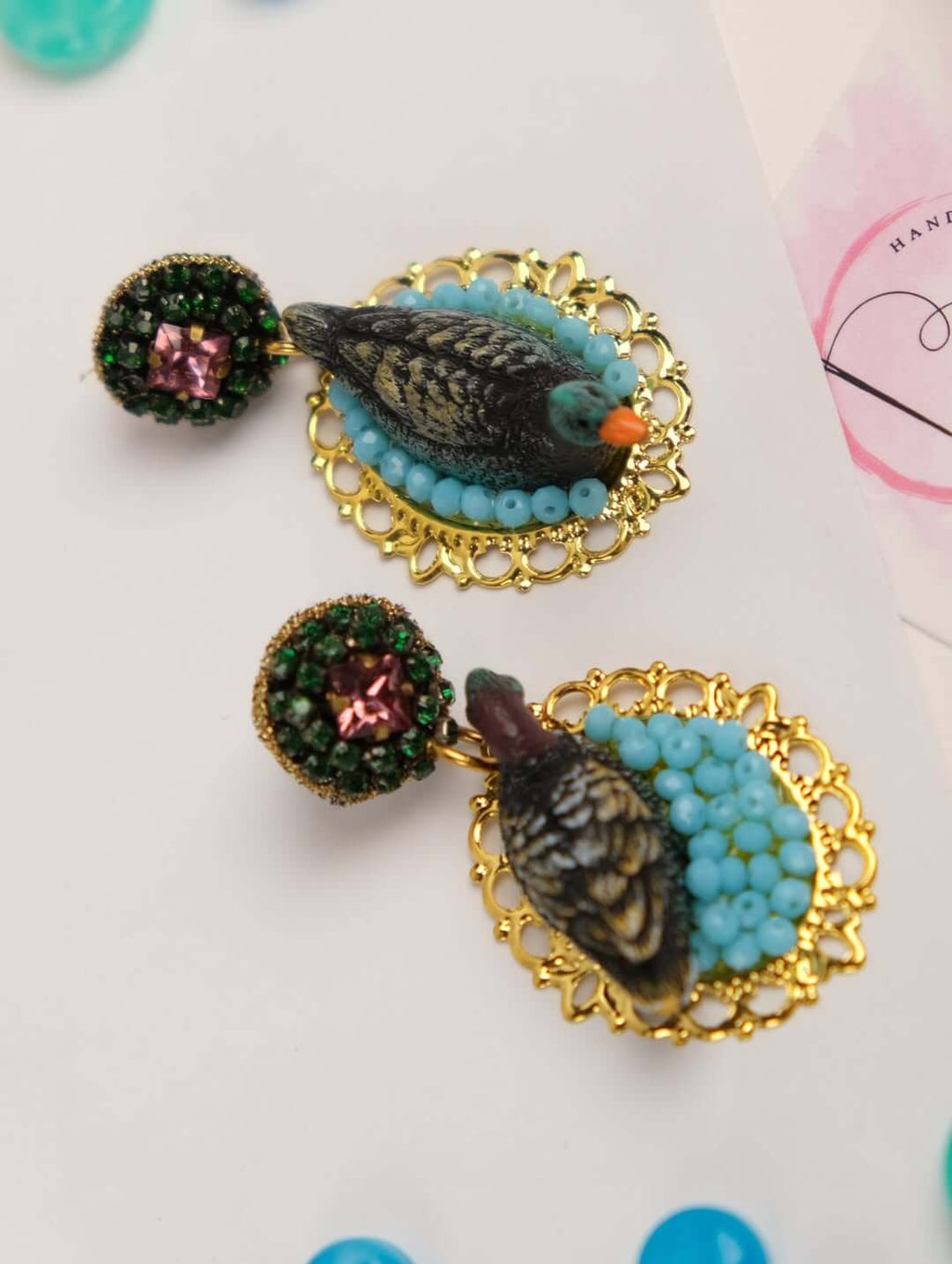 Ein Model trägt die hypoallergenen Vogel-Ohrringe, wobei die Swarovski-Kristalle das Licht einfangen und die elegante Bewegung des Designs unterstreichen.
