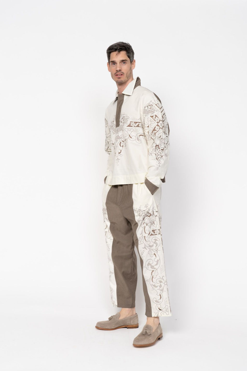 Das Poloshirt in Staubgelb mit Taupe