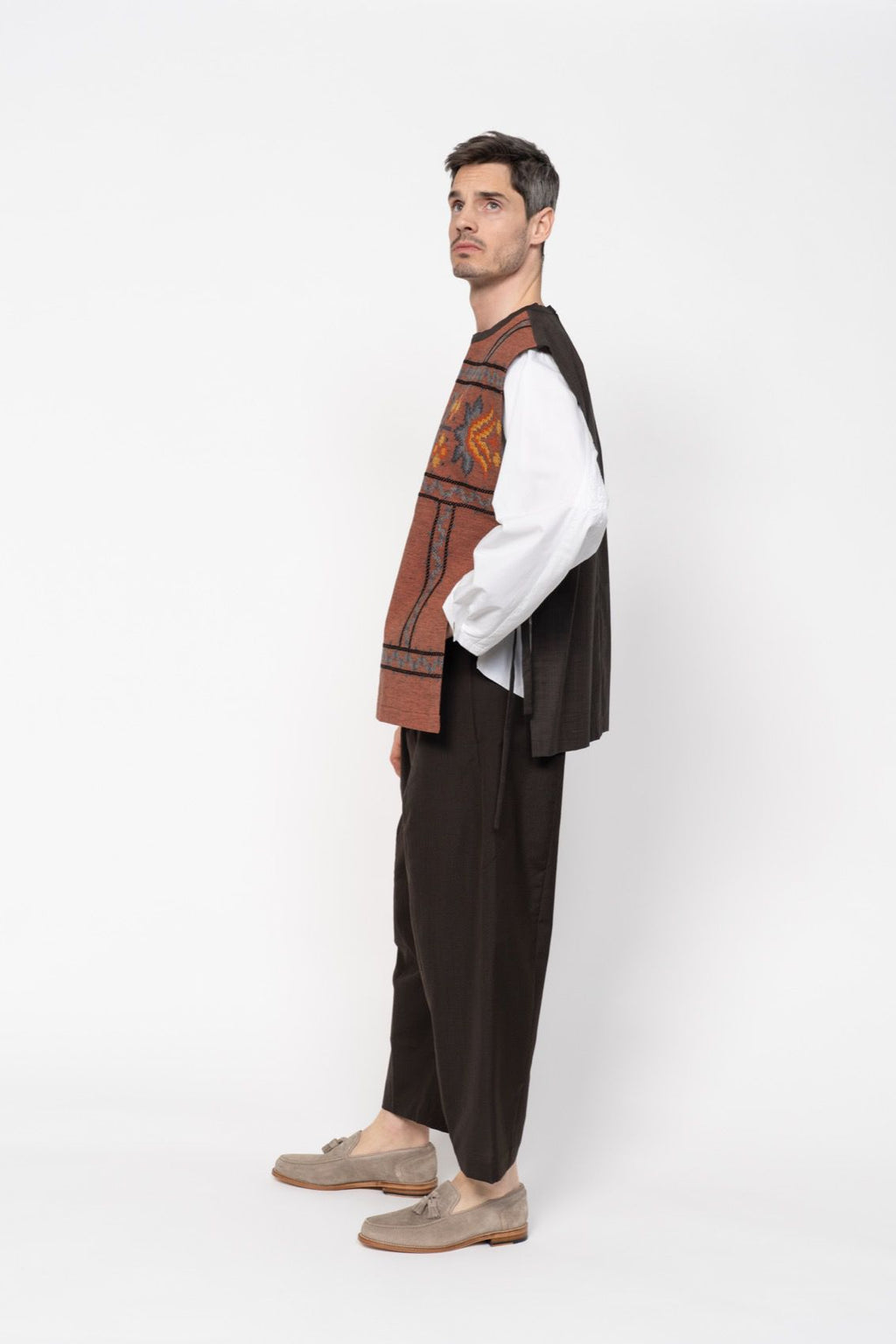 Weste Ziegelrot mit deutscher Stickerei / Brauner Rücken