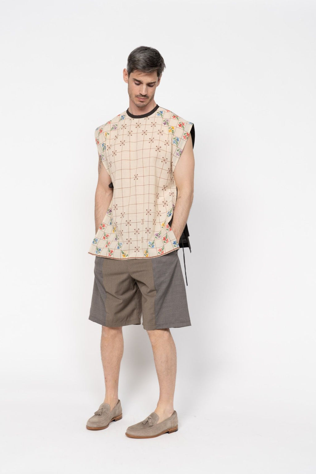 Die beige Weste mit Stickerei und braunem Rücken