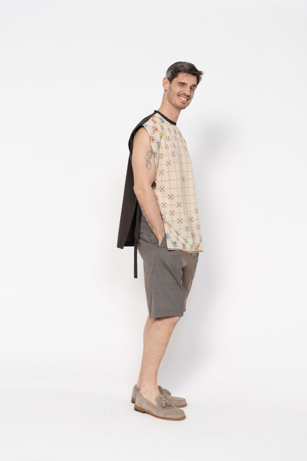 Die beige Weste mit Stickerei und braunem Rücken