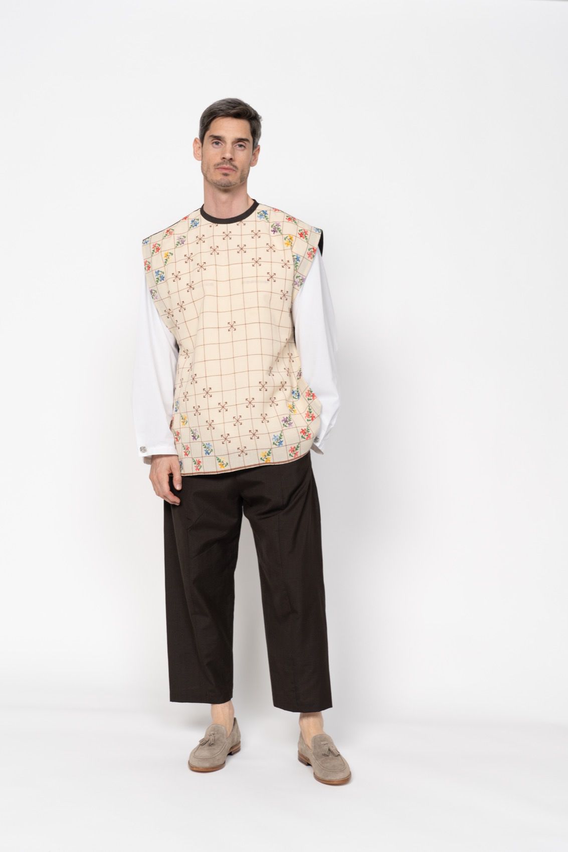 Die beige Weste mit Stickerei und braunem Rücken