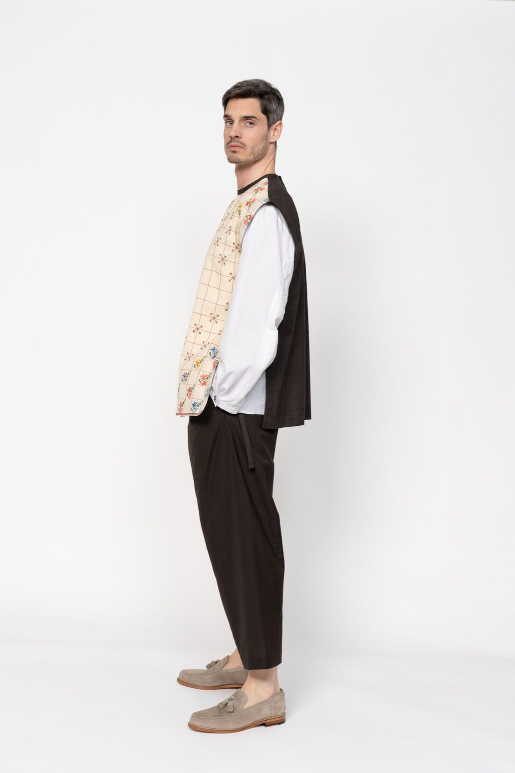 Die beige Weste mit Stickerei und braunem Rücken