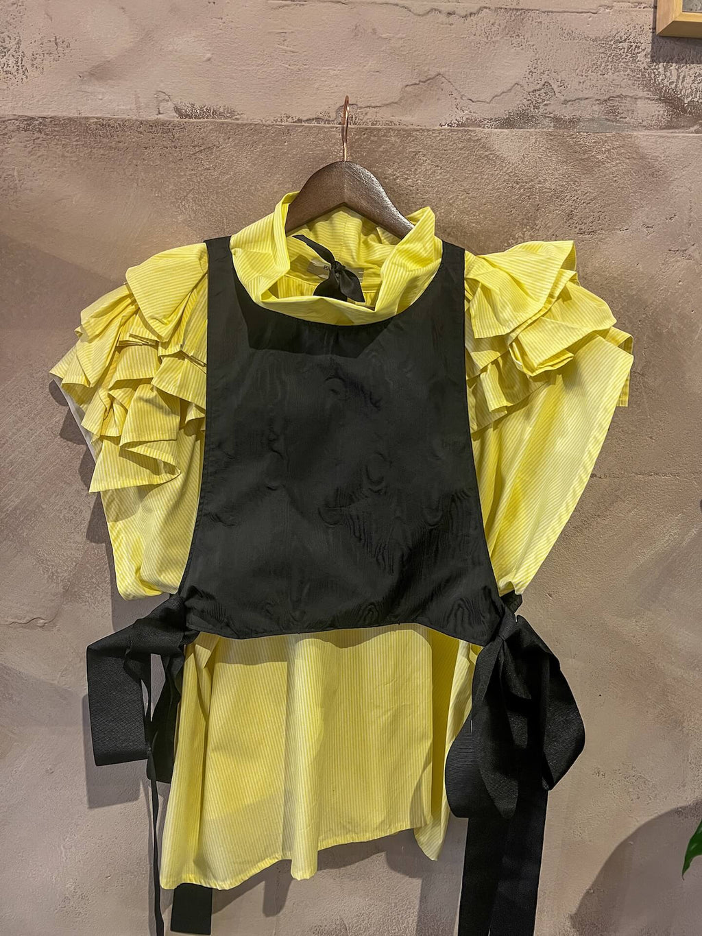 Ärmelloses Top mit gelb-weißen Streifen