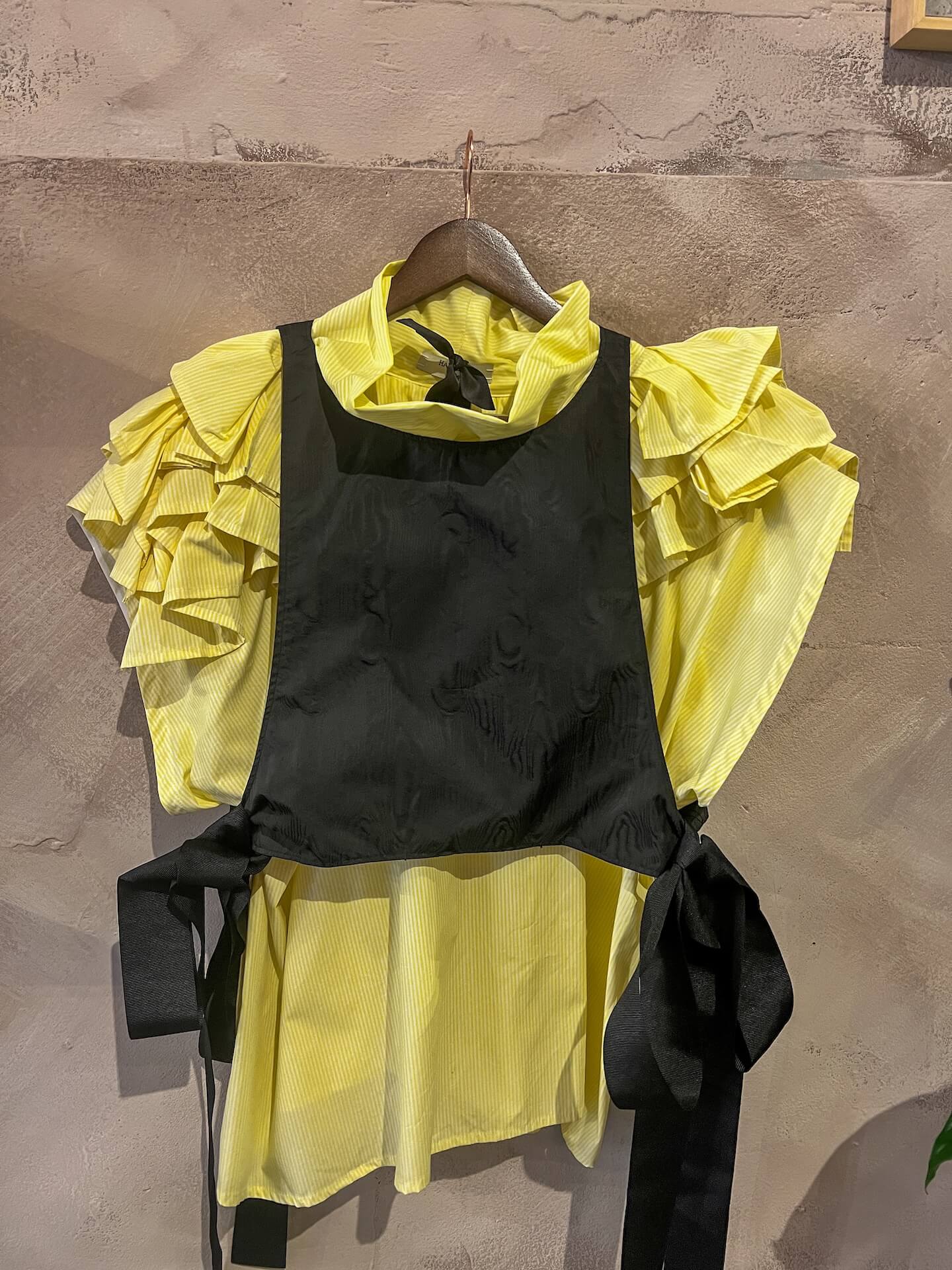 Ärmelloses Top mit gelb-weißen Streifen