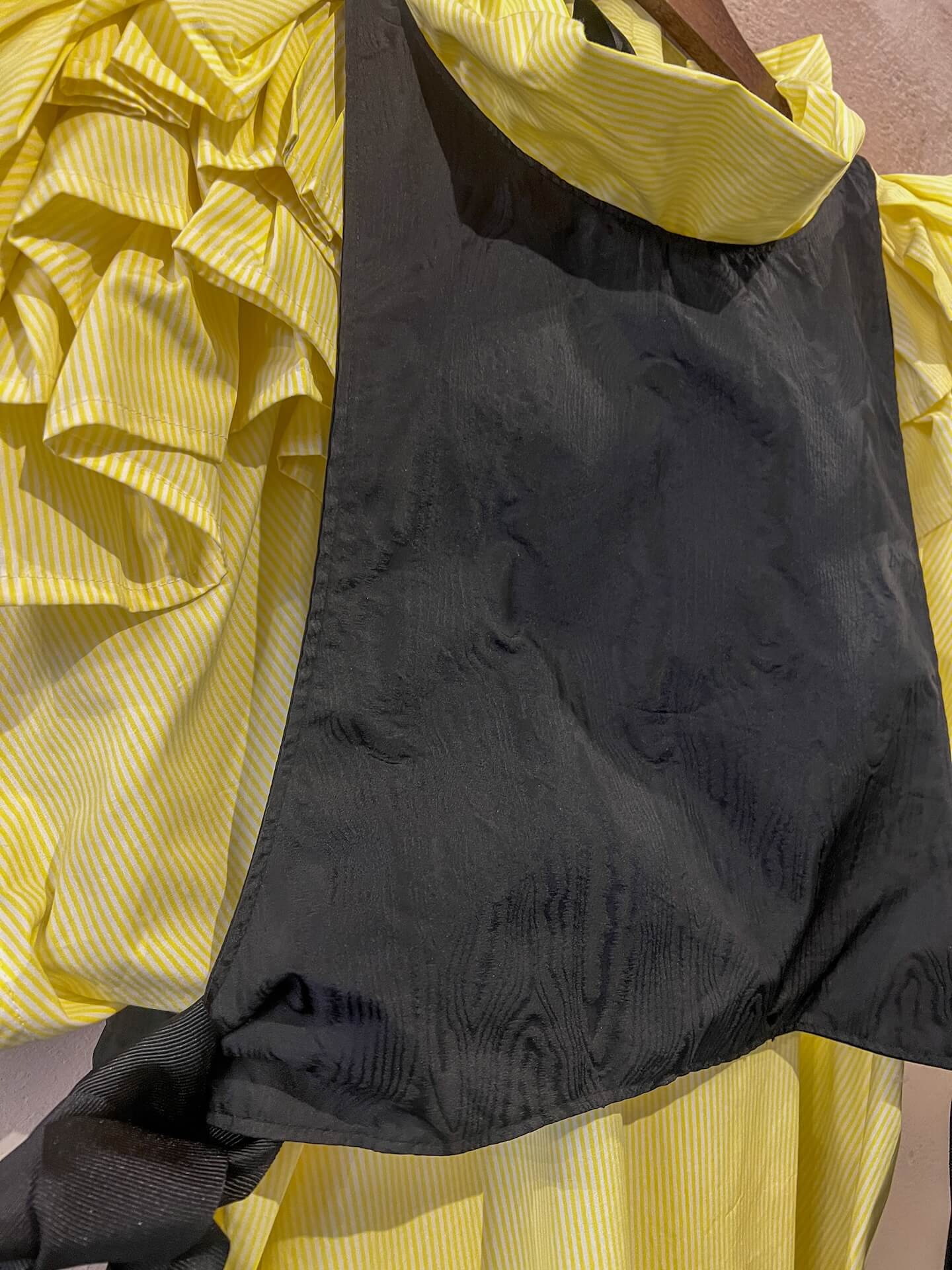 Ärmelloses Top mit gelb-weißen Streifen